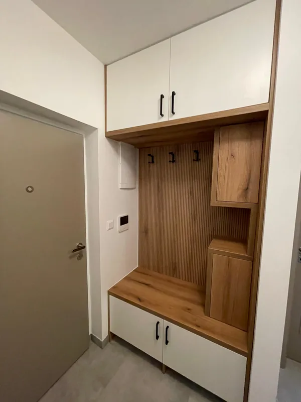 Předsíň s dřevěným panelem
