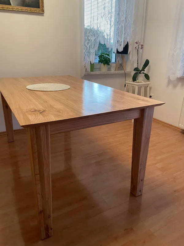 Jídelní stůl z masivu
